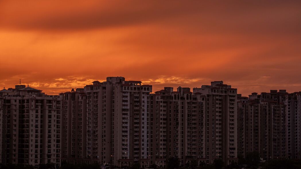 城市建筑日落美景，深色系4K高清壁纸，3840x2160分辨率，畅享建筑之美与夕阳之韵，一键下载！