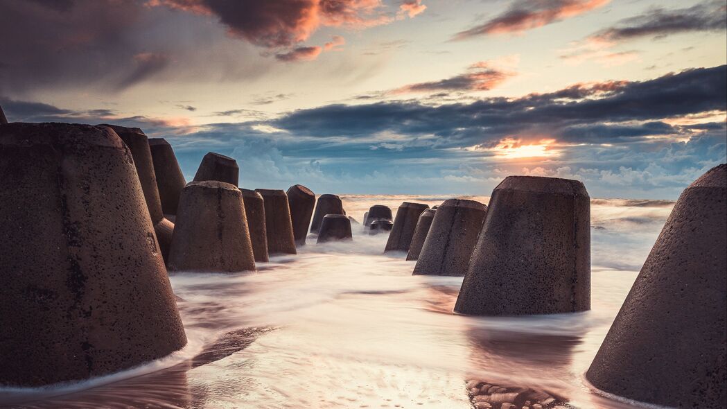 大海落日美景，海滩防波堤4K高清壁纸，3840x2160分辨率，水沙交融，尽享自然之美！