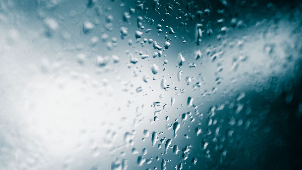 玻璃水滴，雨水表面的4K高清壁纸，3840x2160分辨率，精美绝伦的宏观背景图片，免费下载！