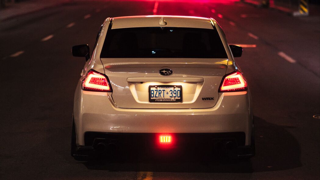 Subaru WRX 4K高清壁纸，白色魅力，夜间闪耀，3840x2160分辨率下载
