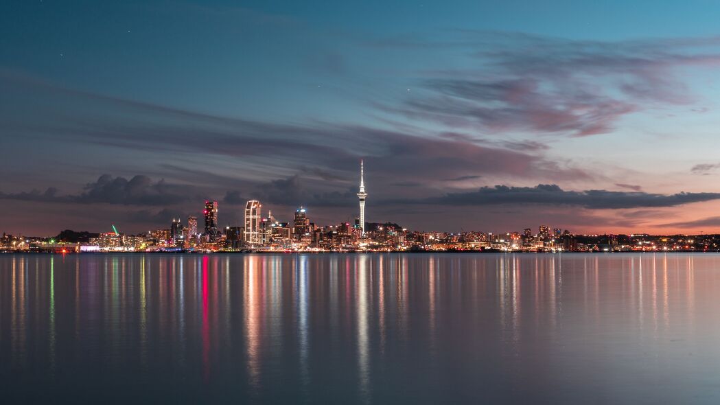 城市黄昏，建筑灯光倒映，绝美4K高清壁纸3840x2160免费下载