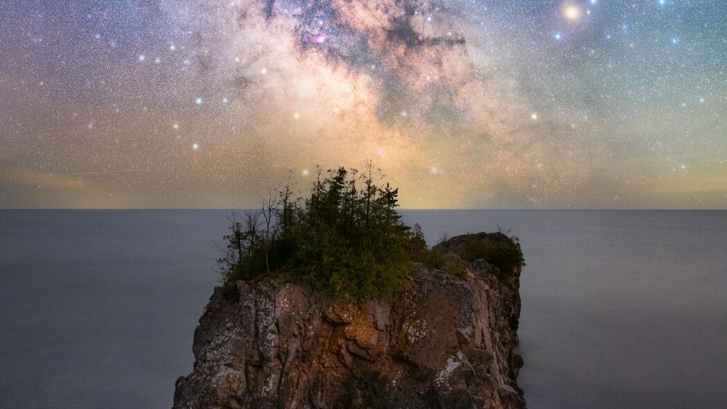 星空银河之夜，岩石海洋美景，超清4K壁纸（3840x2160）免费下载