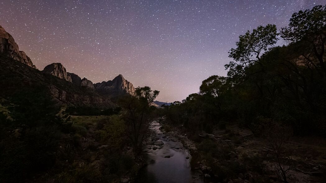 岩石静谧，树木葱茏，河流映星辉，绝美4K夜晚风景壁纸，3840x2160高清下载