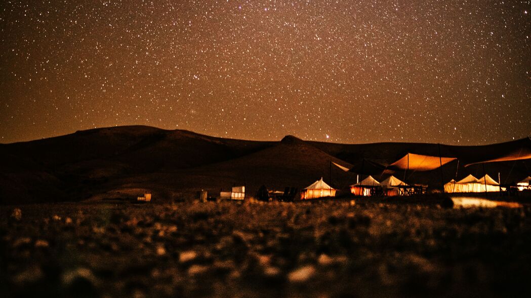 星空之夜，建筑物与山丘深色调4K超清壁纸，3840x2160高清下载