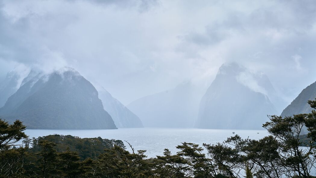 绝美山脉森林湖泊雾景，4K高清壁纸，3840x2160分辨率，一键下载享受自然之美