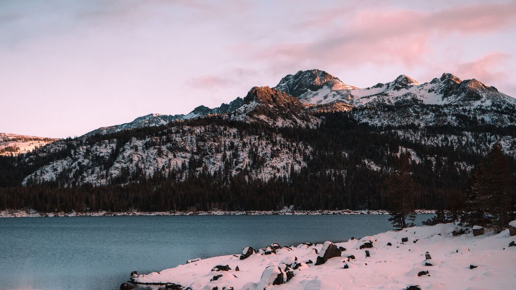 4K超高清自然风景壁纸，壮丽山脉、宁静湖泊与茂密树木雪景，3840x2160分辨率精美下载
