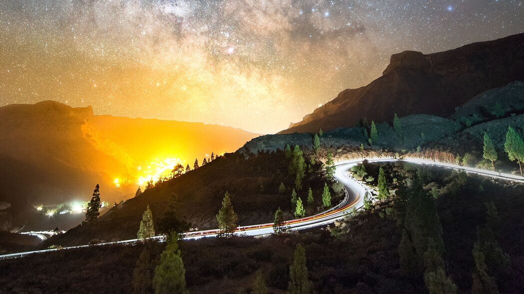 夜路山间，灯火与星光交织——超清4K（3840x2160）风景壁纸，免费下载