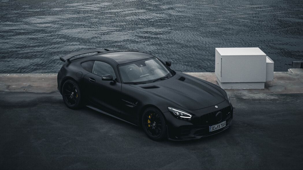 梅赛德斯AMG GTR黑色城市路堤4K高清壁纸，3840x2160分辨率，炫酷汽车图片下载