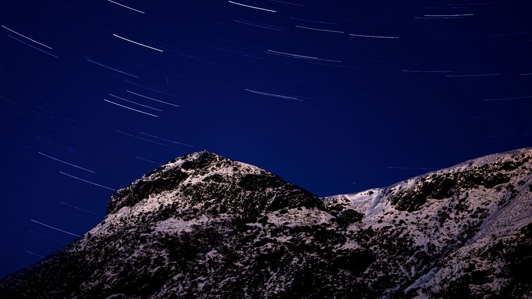 山脉星光夜旋，长曝光4K高清壁纸，3840x2160超清风景下载