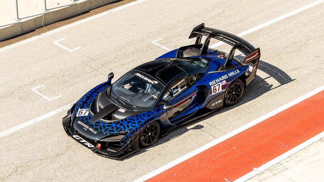 mclaren Senna GTR 跑车壁纸，蓝色魅影，鸟瞰视角下的极致之美 - 4K高清下载