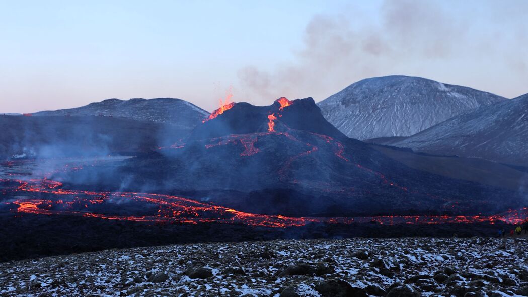 火山熔岩喷发烟雾奇观，高清4K自然风景壁纸，3840x2160超清分辨率，尽享自然之美，一键下载！