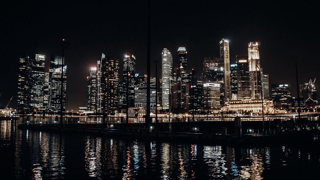 城市之夜，建筑灯光倒影，绝美4K高清壁纸（3840x2160）下载