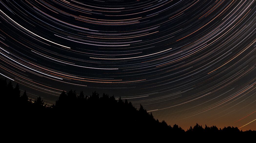 【绝美】星空长曝光旋转树木剪影，夜间4K高清壁纸，3840x2160分辨率，免费下载！