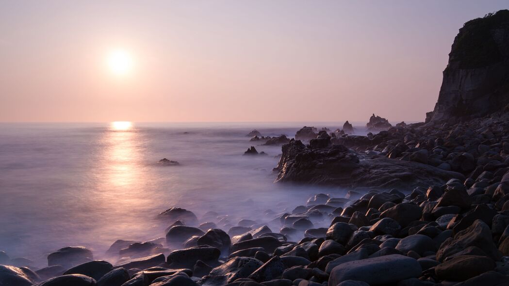 海岸岩石风光，阳光穿透水雾，绝美4K高清壁纸（3840x2160）免费下载