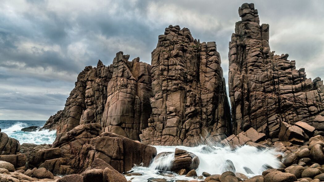岩石与海的交响，高清4K喷雾水景壁纸，3840x2160超清下载