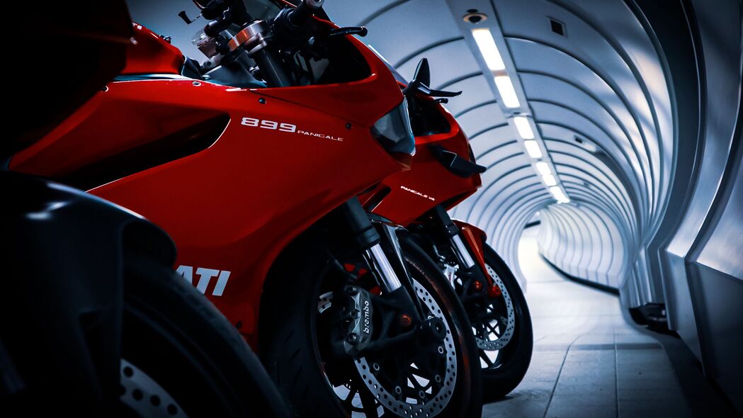 ducati红摩疾驰隧道，超清4K壁纸，3840x2160分辨率，汽车高清图片下载