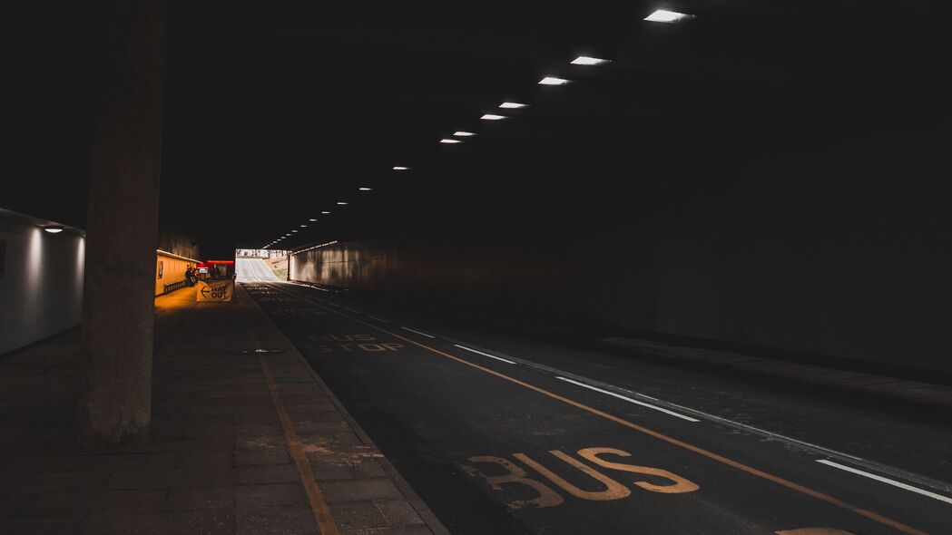 隧道道路出口，深色调4K超高清壁纸，3840x2160分辨率，精美背景图片一键下载