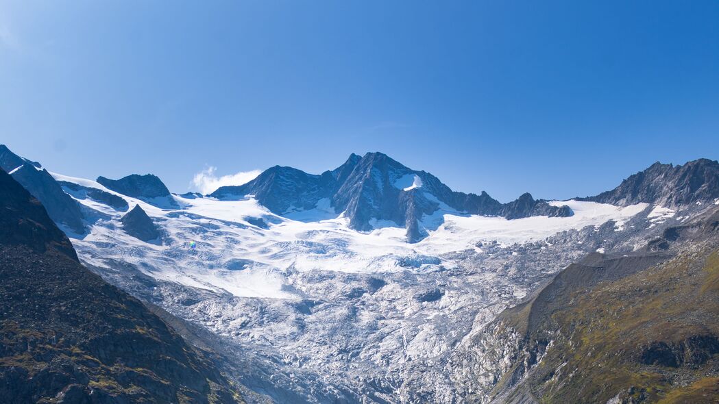 绝美山脉雪景，树木苍翠，河流蜿蜒，4K超清壁纸（3840x2160）免费下载