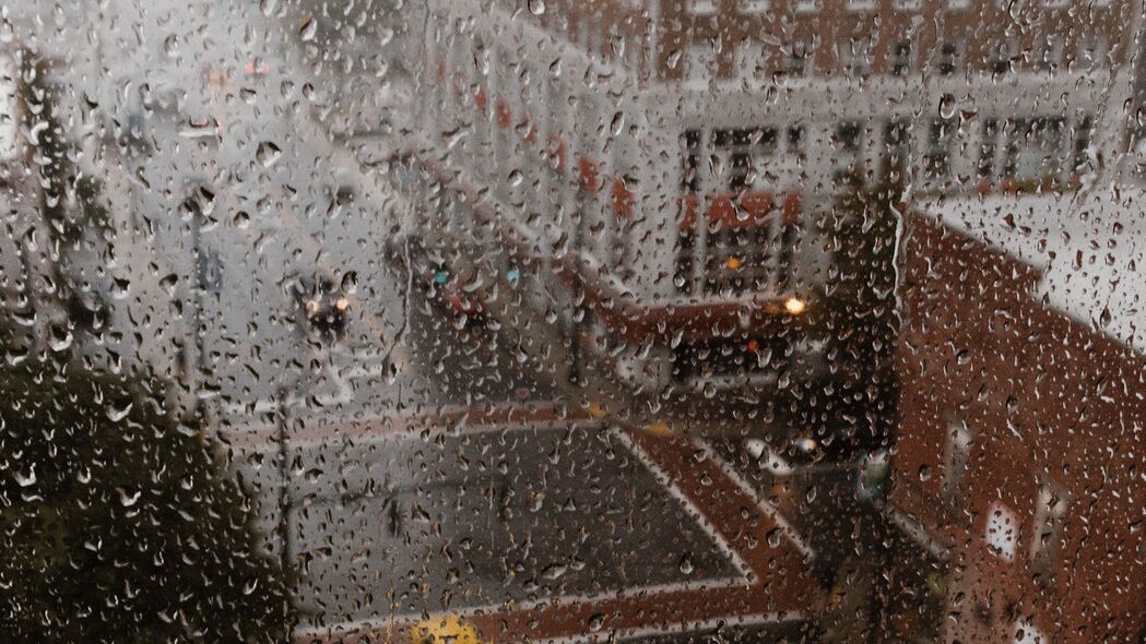 雨滴城市，湿润玻璃，宏大视角，3840x2160超高清4K壁纸免费下载