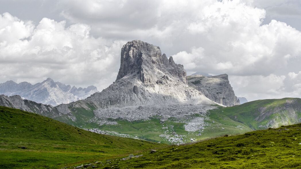 山巅丘陵草地美景，超高清4K风景壁纸，3840x2160分辨率，一键下载
