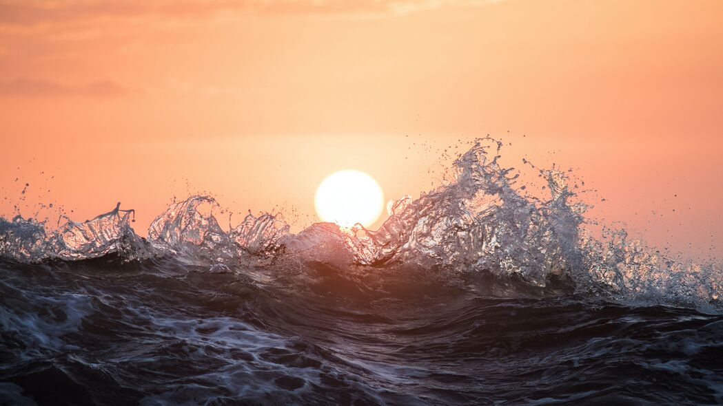 太阳照耀水面，波浪轻拂喷雾，绝美日落景色——4K高清壁纸（3840x2160）免费下载