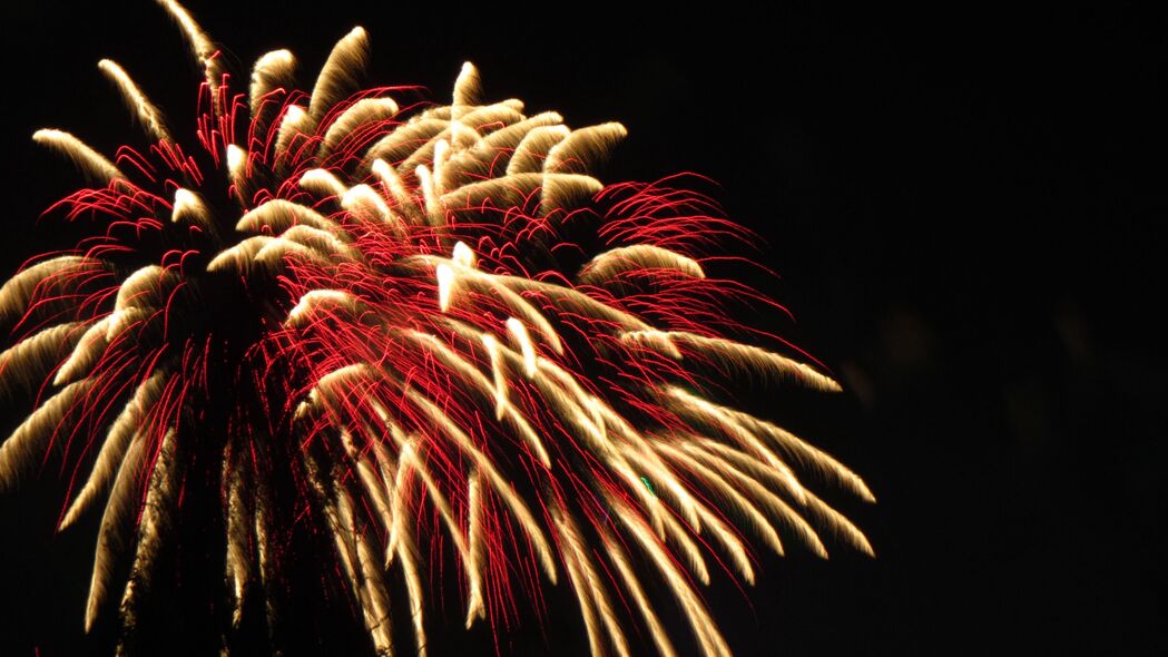 烟花盛宴，璀璨火花爆炸瞬间，红色光影舞动，超高清4K壁纸3840x2160下载