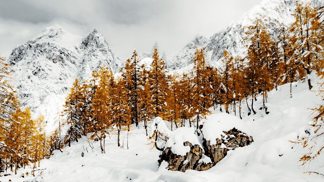 冬日自然之美，4K高清山脉雪景壁纸，3840x2160超清下载