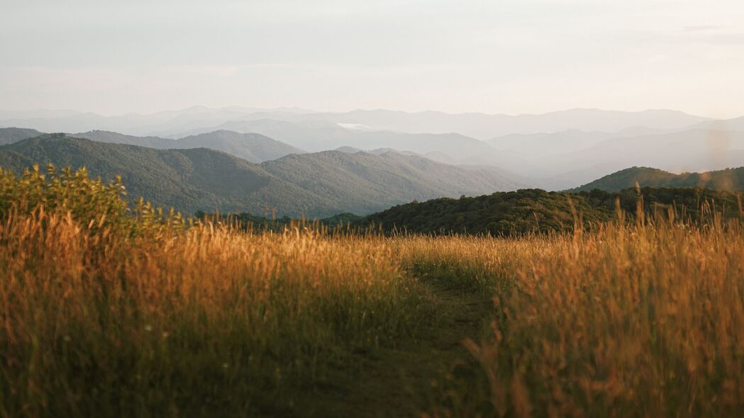山脉连绵，田野广袤，山谷深邃，4K超清自然雾景壁纸（3840x2160）免费下载