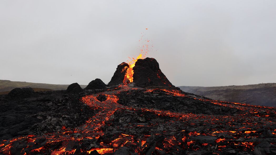 火山熔岩喷发壮观瞬间，高清4K喷雾热浪风景壁纸，3840x2160超高清下载