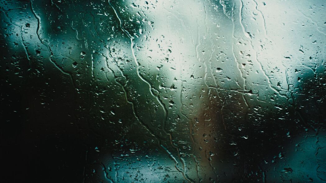 雨滴湿透玻璃，绝美宏观景象——4K高清壁纸（3840x2160）免费下载