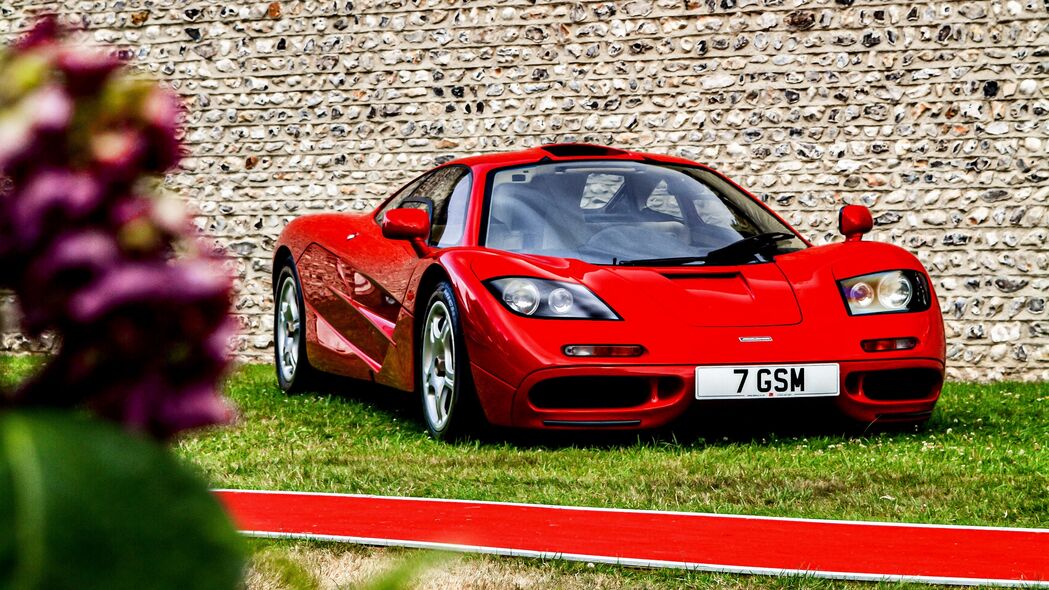 mclaren F1红色跑车正面高清4K壁纸，3840x2160分辨率，炫酷视觉享受，一键下载！