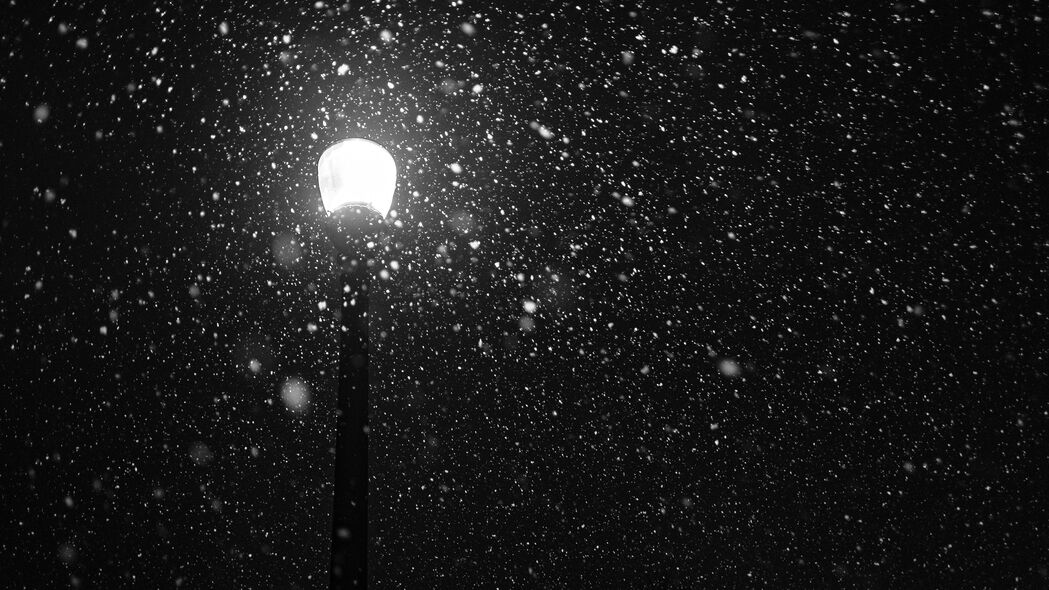 夜幕下的灯柱雪光眩影，高清4K黑白壁纸，3840x2160极致清晰度，下载尽享视觉盛宴