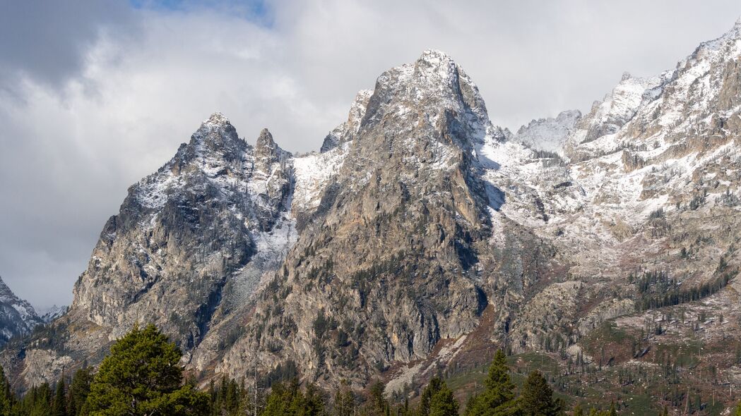 山峰雪坡树景4K超清壁纸，3840x2160高清风景图片，免费下载