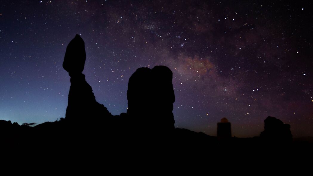 暗夜星空下的岩石剪影，高清4K壁纸，3840x2160超清下载
