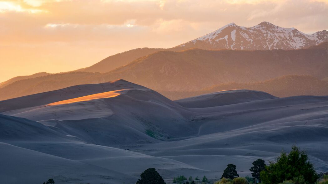 4K高清山脉丘陵日落壁纸，树木点缀的绝美风景，3840x2160分辨率免费下载