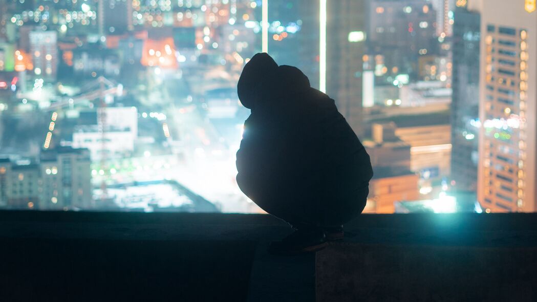 城市夜色剪影，屋顶灯光深邃，4K高清壁纸，3840x2160超清下载
