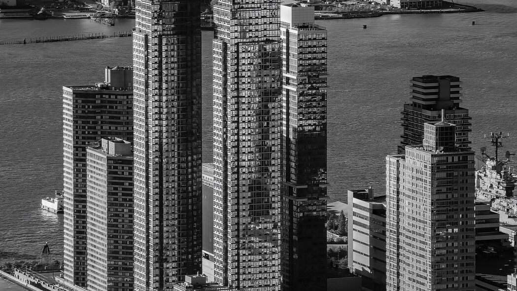 超高清4K城市鸟瞰，建筑、码头与水域黑白艺术壁纸，3840x2160分辨率，免费下载