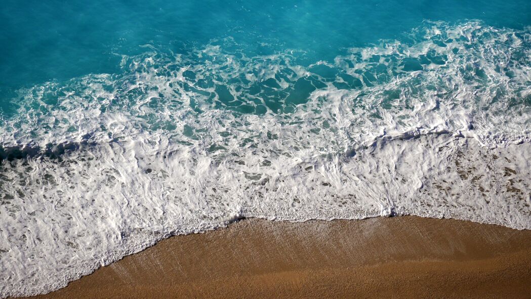 大海波涛汹涌，海浪轻抚沙滩——绝美4K鸟瞰壁纸，高清3840x2160下载，尽赏海天一色！