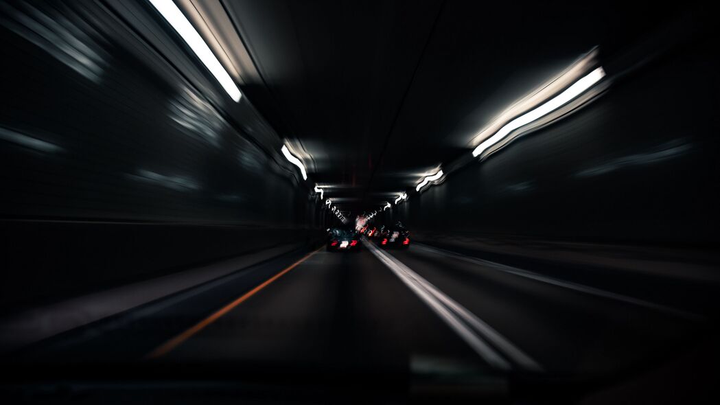 隧道疾驰，汽车飞驰于深色模糊道路，4K高清壁纸，3840x2160极致体验