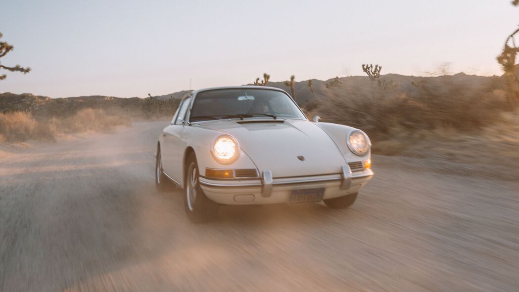 保时捷911白色复古风情，4K高清壁纸，尽享极速道路之美[3840x2160]