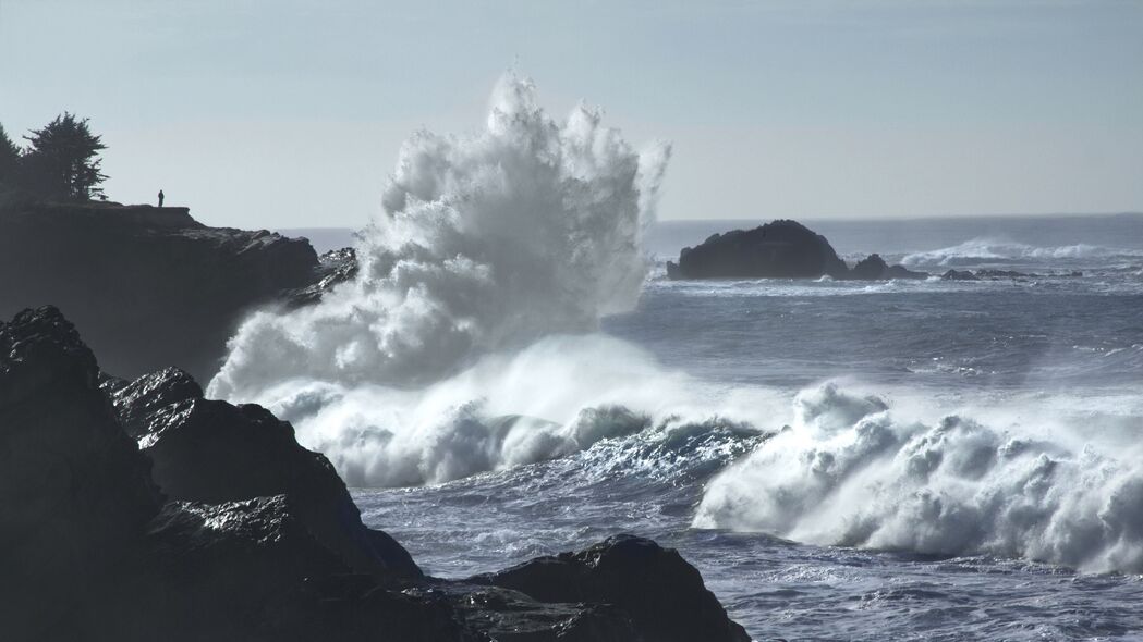 【独家绝美】悬崖剪影映大海，风暴海浪4K壁纸，3840x2160高清背景图片，一键下载！