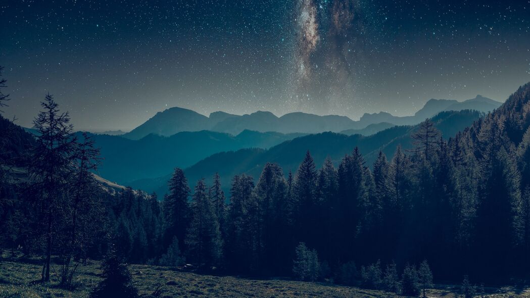山脉绵延，森林幽深，星空璀璨，超清4K夜间风景壁纸下载（3840x2160）