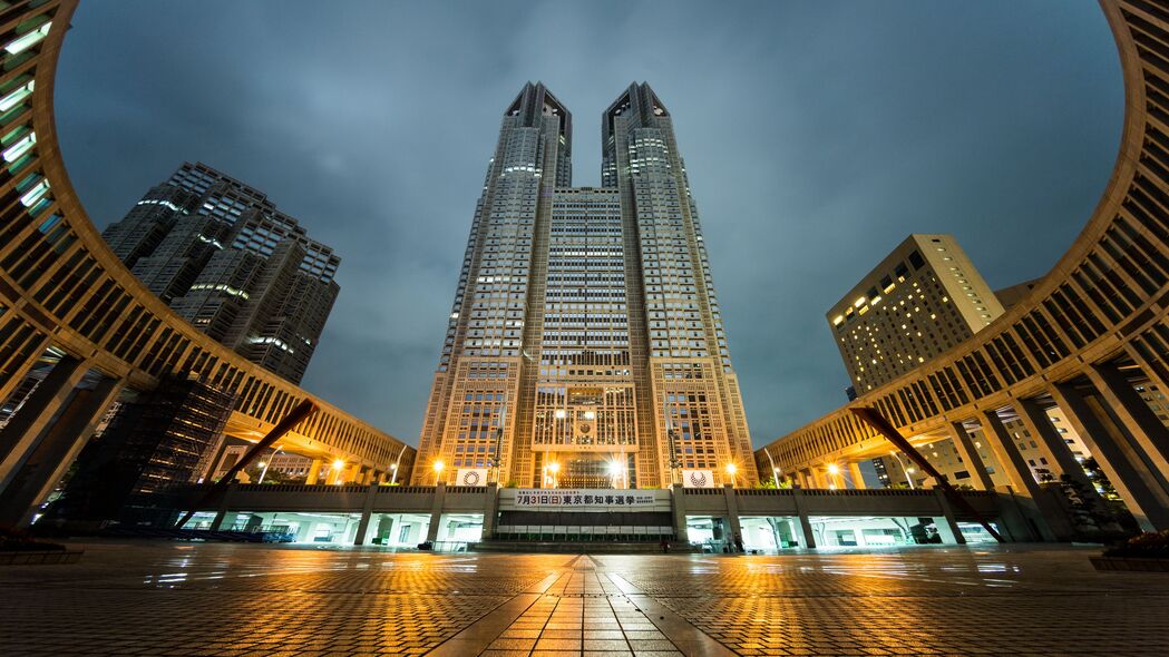 建筑之美，黄昏灯光映照下的4K高清壁纸，3840x2160超清分辨率，一键下载！