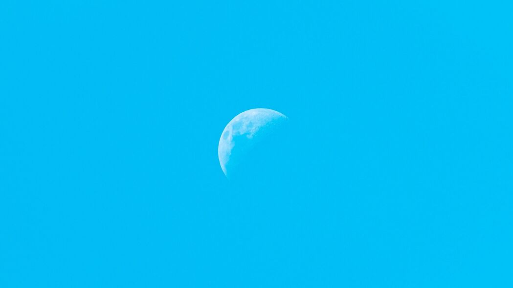 月亮映蓝空，极简4K壁纸，3840x2160超清下载