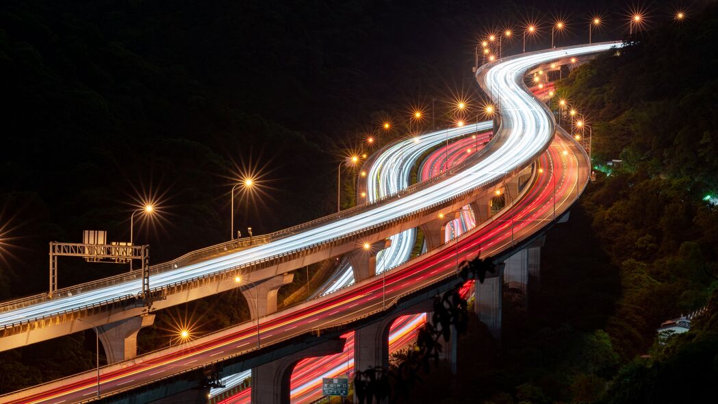 立交桥夜景长曝光，4K高清灯光壁纸，3840x2160超清背景图片免费下载