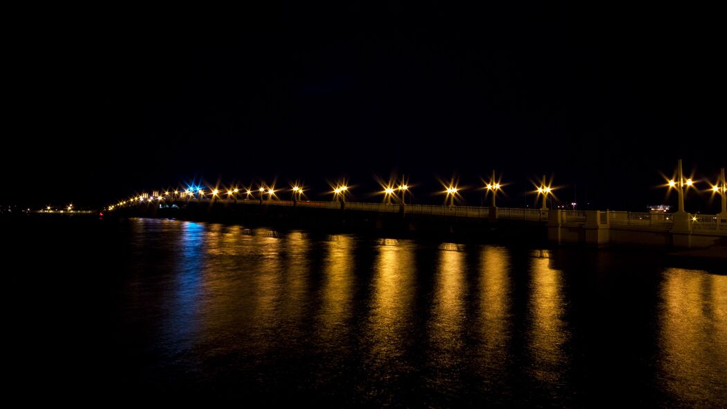 大桥夜景，灯光璀璨反射，深色系4K高清壁纸，3840x2160超清分辨率下载