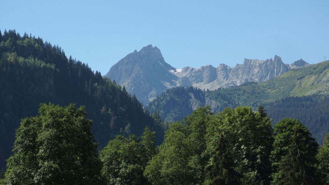 绝美山峰树雾4K风景壁纸，高清3840x2160分辨率，下载尽享自然之美
