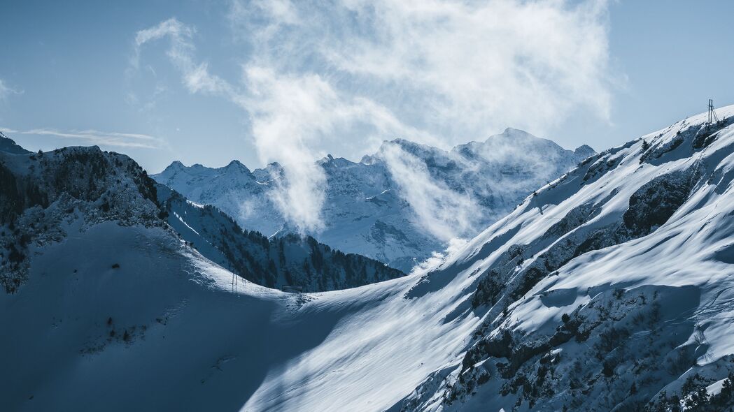 冬日山脉雪景，云端之上的绝美风光——高清4K壁纸（3840x2160）免费下载