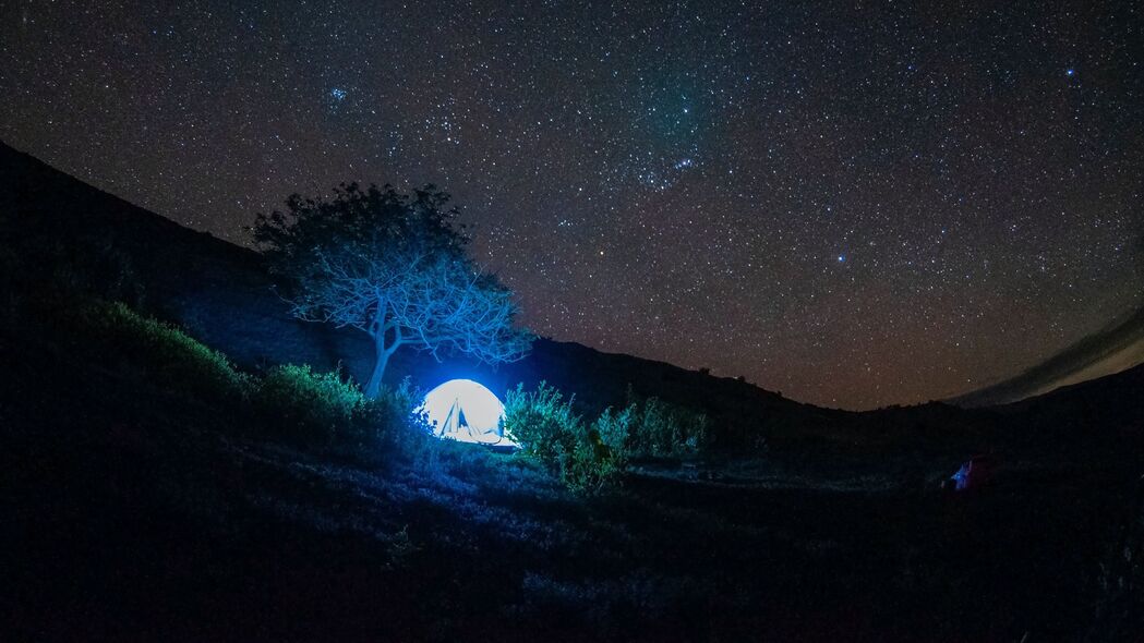 夜晚星空下的深色帐篷，光影斑驳的树影与闪烁星辰，超清4K壁纸（3840x2160）高清下载