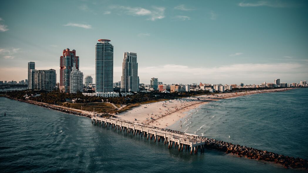 城市建筑海景融合，绝美4K海滩壁纸，3840x2160高清下载